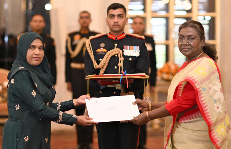 ސަފީރުގެ ފަތްކޮޅު އިންޑިއާގެ ރައީސަށް އަރުވައިފި