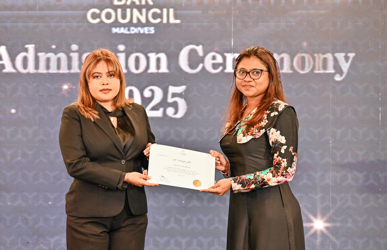 ވަކީލުކަމާ އަލަށް ގުޅުނު ވަކީލަކާ ބާ ކައުންސިލްގެ ނައިބު ރައީސް މިޒްނާ (ކ) ވަކީލުކަމުގެ ލިޔުން ހަވާލު ކޮށްދެއްވަނީ.---ފޮޓޯ: ފަޔާޒު މޫސާ| މިހާރު