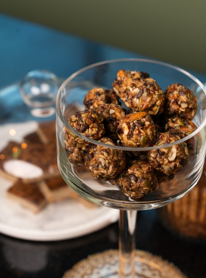 ވެލްނެސް ކްލަބް ކެފޭގައި ހަދާފައިވާ އެނާޖީ ބޯލްސް.