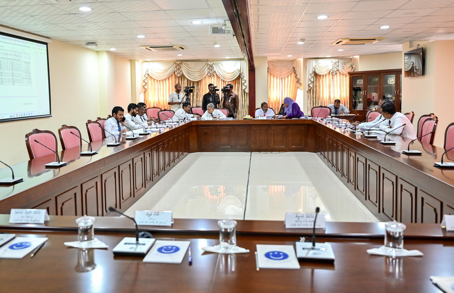 މާލިއްޔަތު ކޮމިޓީ. އެކޮމިޓީން ވަނީ ރައީސް ކަނޑައަޅާފައިވާ މުސާރަ ކުޑަކުރެވެން މިވަގުތު ނުފެންނަ ކަމަށް ނިންމާފައި -- ފޮޓޯ: ފަޔާޒް މޫސާ / މިހާރު