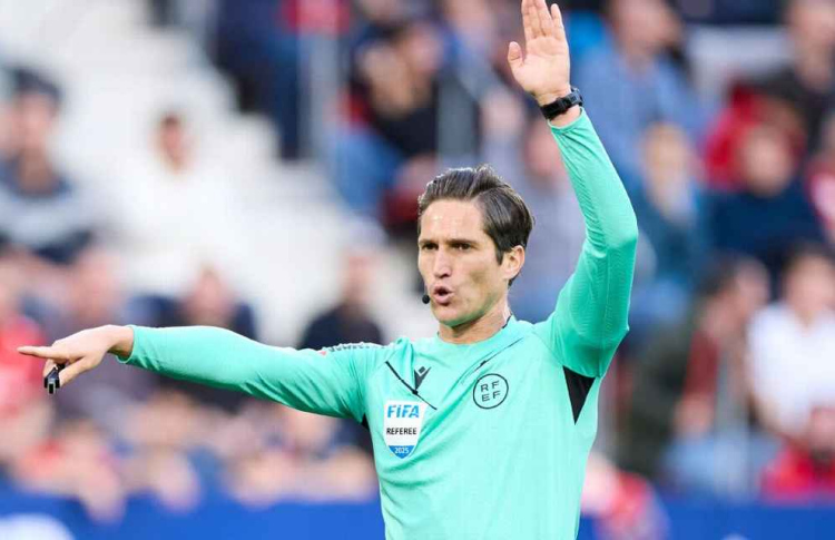 ރެއާލުން ޝަކުވާ ހުށަހެޅި ރެފްރީގެ މައްސަލައެއް ބަލަނީ