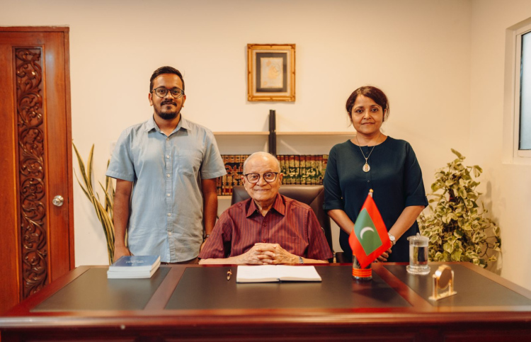 މައުމޫންގެ އަތުލިޔުއްވުމުގެ ފޮންޓެއް ނެރެނީ