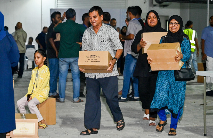 މިދިޔަ ރޯދަމަހު ސަރުކާރުން ބެހި މަސްދަޅުތަކެއް ލިބުނު ބަޔަކު މަސްދަޅުކޭސް ގެންދަނީ.-- ފޮޓޯ: ނިޝާން އަލީ / މިހާރު