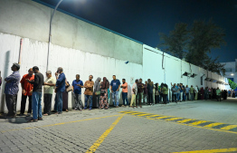 Distribution of tuna can cases.-- Photo: Nishan Ali / Mihaaru