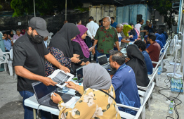 Distribution of tuna can cases.-- Photo: Nishan Ali / Mihaaru