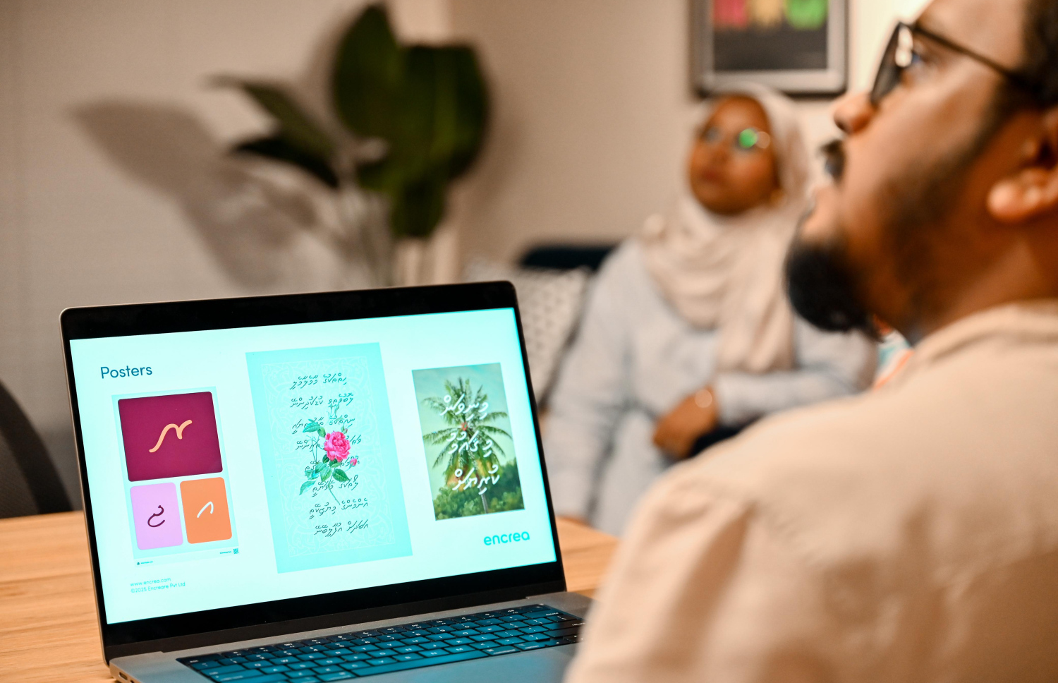 އަބްދުﷲ ޝަފީއު (އަބޯ) "މައުމޫން" ފޮންޓް ގެ ބައެއް މަސައްކަތްތައް ދައްކާލަނީ. -- ފޮޓޯ:ނިޝާން އަލީ/މިހާރު