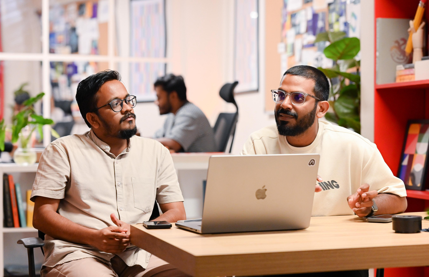 އެންކްރިއާ ކްރިއޭޓިވް ޑިރެކްޓަރު ޝާޒިފް އާދަމް (ކ) އަދި އަބްދުﷲ ޝަފީއު (އަބޯ) "މައުމޫން" ފޮންޓުގެ ބައެއް މަސައްކަތްތާ ބެހޭ ގޮތުން ވާހަކަ ދައްކަނީ. -- ފޮޓޯ:ނިޝާން އަލީ/މިހާރު