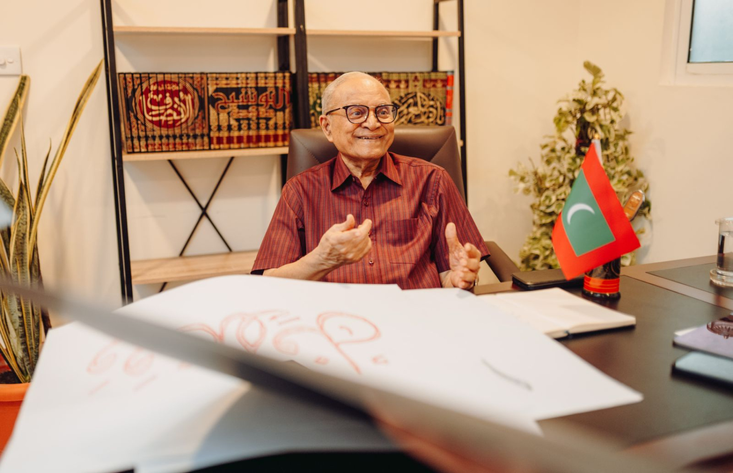 ކުރީގެ ރައީސް މައުމޫން އަބްދުލްގައްޔޫމް އަރަބި ކެލިގްރަފީ ދައްކާލަނީ. -- ފޮޓޯ: އިމްލީދު ހިލްމީ / އަކުރު ޓައިޕް