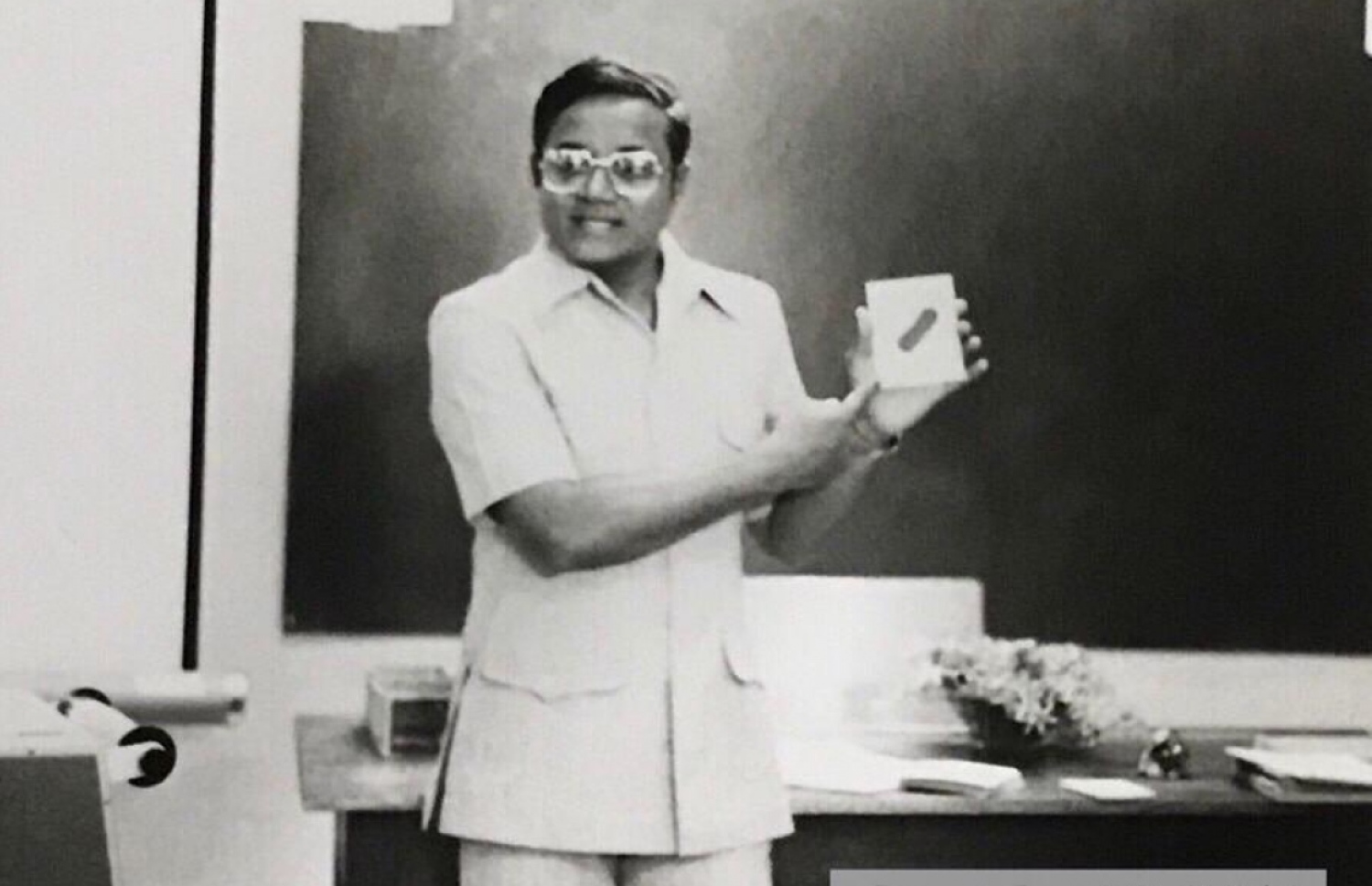 ކުރީގެ ރައީސް މައުމޫން އަބްދުލްގައްޔޫމް، އަސާސީ ތައުލީމުގެ މަޝްރޫއުގެ ކްލާހެއްގައި ފިލާވަޅު ނަންގަވައިދެއްވަނީ-- ފޮޓޯ: ނެޝަނަލް އާކައިވްސް އޮފް މޯލްޑިވްސް