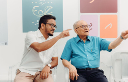 ކުރީގެ ރައީސް މައުމޫން އަބްދުލްގައްޔޫމް (ކ) އެ މަނިކުފާނުގެ އަތުލިޔުއްވުމުގެ ފޮންޓް "މައުމޫން" ލޯންޗުކުރުމުގެ ރަސްމިއްޔާތުގައި މިރޭ ބައިވެރިވެ ވަޑައިގަންނަވަނީ އަދި އެ ފޮންޓު އުފެއްދި އަކުރު ޓައިޕްގެ ޑިރެކްޓަރު އަބްދުﷲ ޝަފީއު (އަބޯ) އަރިހުގައި. -- ފޮޓޯ: އިމްލީދު އަލީ ހިލްމީ / އަކުރު ޓައިޕް