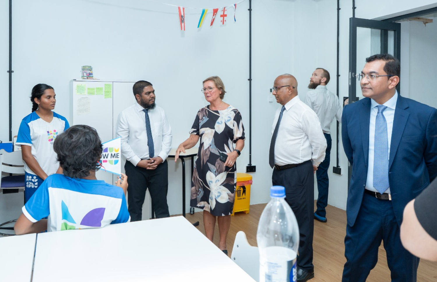 ފިންލެންޑް އިންޓަނޭޝަނަލް ސްކޫލްގެ އާ އިމާރާތް ހުޅުވުމަށް ބޭއްވި ރަސްމިއްޔާތުގައި އެޑިއުކޭޝަން މިނިސްޓްރީގެ ސްޓޭޓް މިނިސްޓަރު ޑރ. އަހުމަދު މުހައްމަދާއި ލައިޓްހައުސް ލާނިން ގްރޫޕުގެ ސީއީއޯ އަދި ކޯ ފައުންޑާ ޕްރަޖޫދް ރަޖަން އާއި އެ ސްކޫލްގެ ބައެއް އެހެން ވެރިން ބައިވެރިވެވަޑައިގަންނަވަނީ.--ފޮޓޯ: ފިންލެންޑް އިންޓަނޭޝަނަލް ސްކޫލް