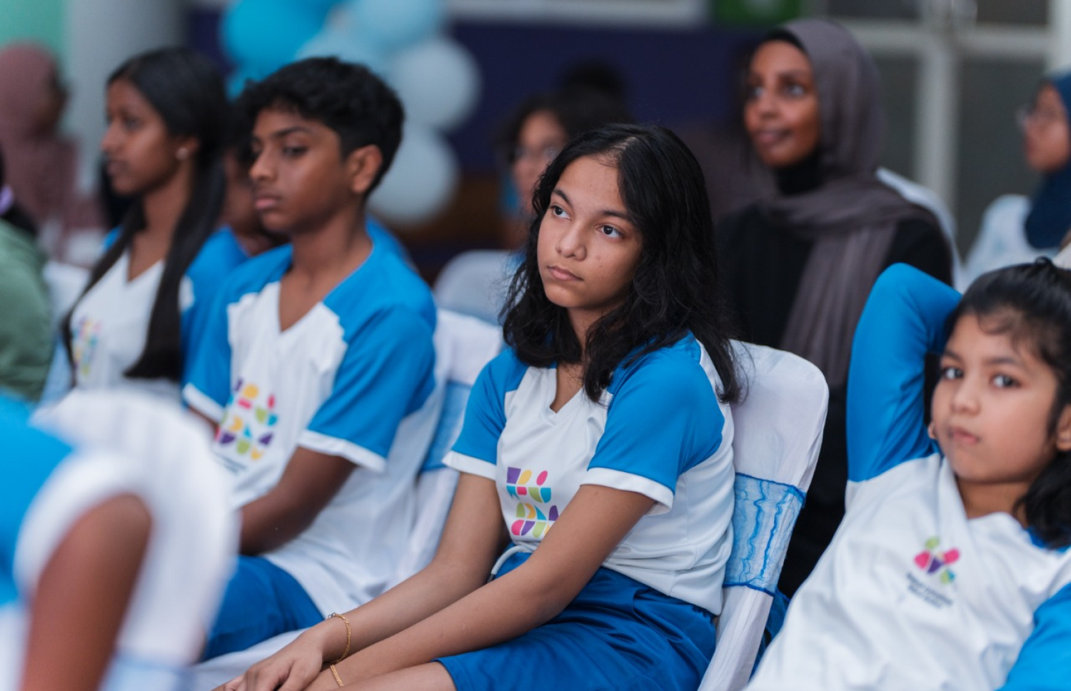 ފިންލެންޑް އިންޓަނޭޝަނަލް ސްކޫލްގެ އާ އިމާރާތް ހުޅުވުމަށް ބޭއްވި ރަސްމިއްޔާތުގައި އެ ސްކޫލްގެ ބައެއް ކުދިން ބައިވެރިވަނީ.---ފޮޓޯ: ފިންލެންޑް އިންޓަނޭޝަނަލް ސްކޫލް