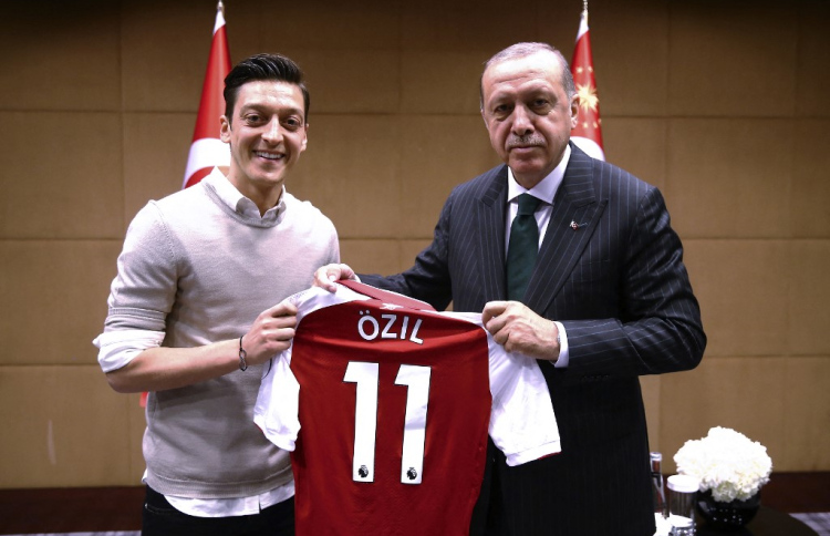 ޖަރުމަނުގެ އޮޒިލް ތުރުކީގެ ރައީސާއެކު ސިޔާސީ ދަނޑަށް