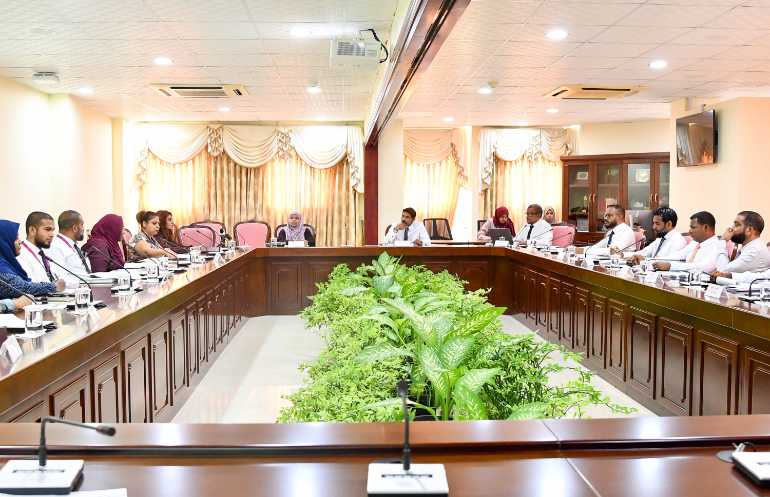 މަޖިލީހުގެ ގަވާއިދު ކޮމެޓީގައި ކަމާބެހޭ ފަރާތްތަކާއެކު މިދިޔަ ހަފުތާގައި ބޭއްވި ބައްދަލުވުން --- ފޮޓޯ/މަޖިލިސް