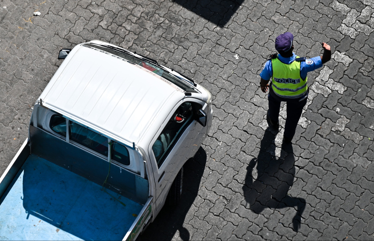 މަގުމަތީ ހުރި މީހެއްގެ ގަޔަށް ވަޅިން ހަމަލާދީފި