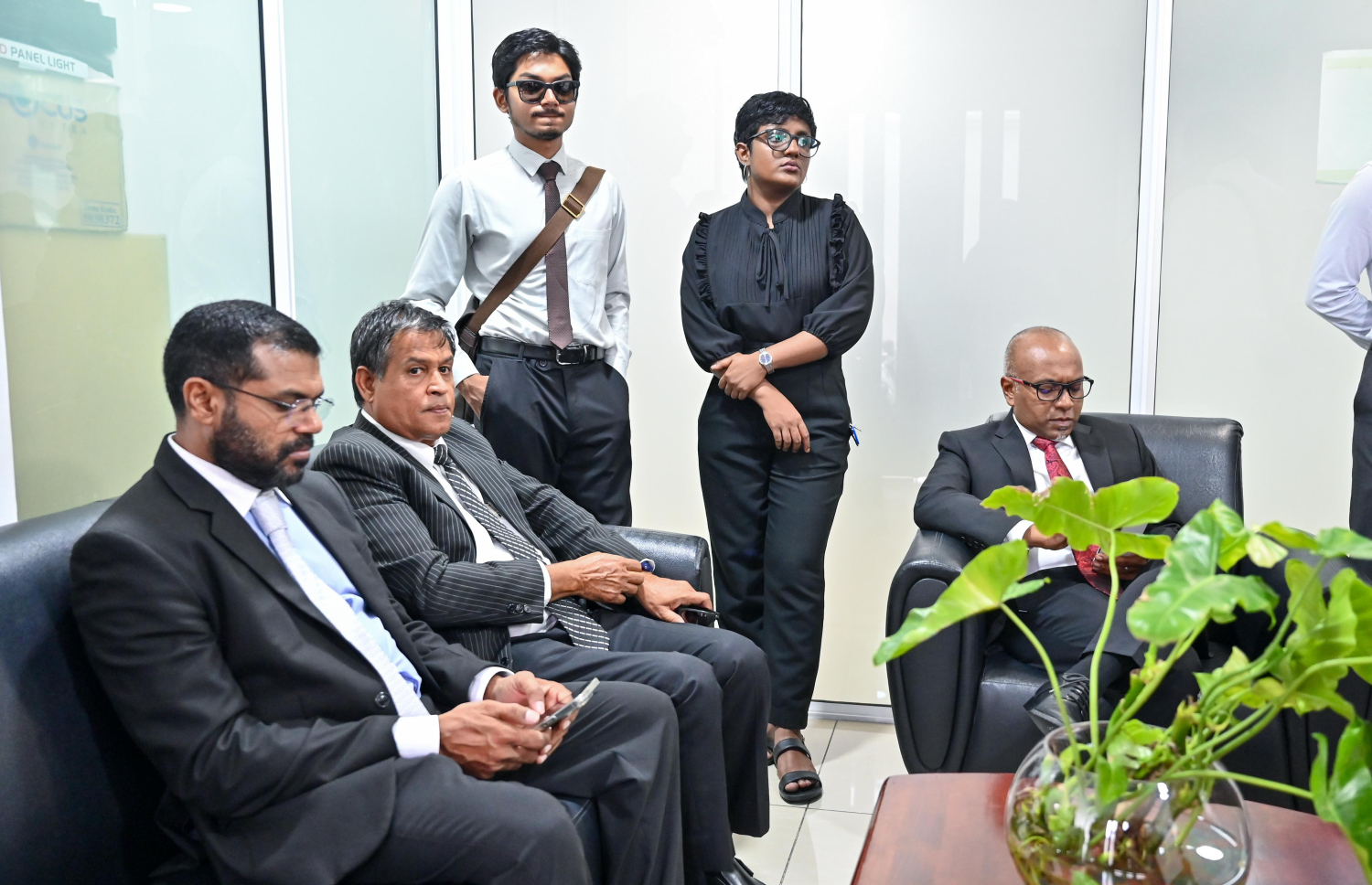 ޖޭއެސްސީއަށް ދިޔަ ބައެއް ވަކީލުން އެ ތަނުގައި މަޑުކޮށްލައިގެން: ވަކީލުންގެ މެންބަރު ވޯޓު ދިން ގޮތް ހޯދަން ވަނީ ހުށަހަޅާފައި - ފޮޓޯ: ފަޔާޒު މޫސާ / މިހާރު