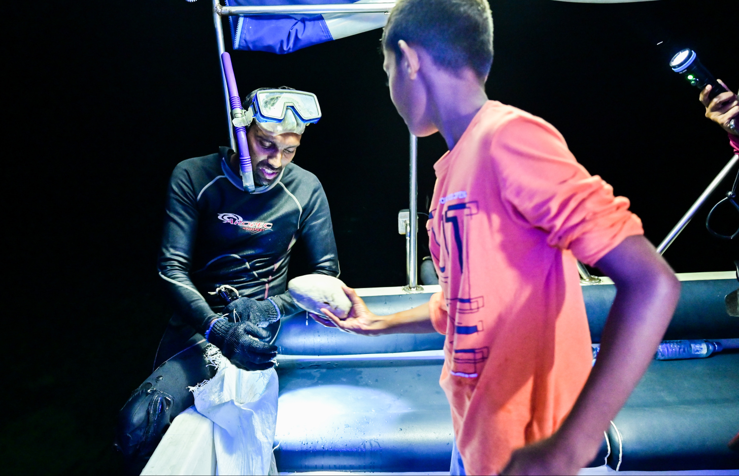 ހުއިފިލަނޑާ ނަގާފައި ދަރިއާ ހަވާލުކުރަނީ. އޭނާ އަށް އެ މަސައްކަތުން ބޮޑު އާމްދަނީއެއް ލިބޭ -- ފޮޓޯ: ފަޔާޒް މޫސާ / މިހާރު