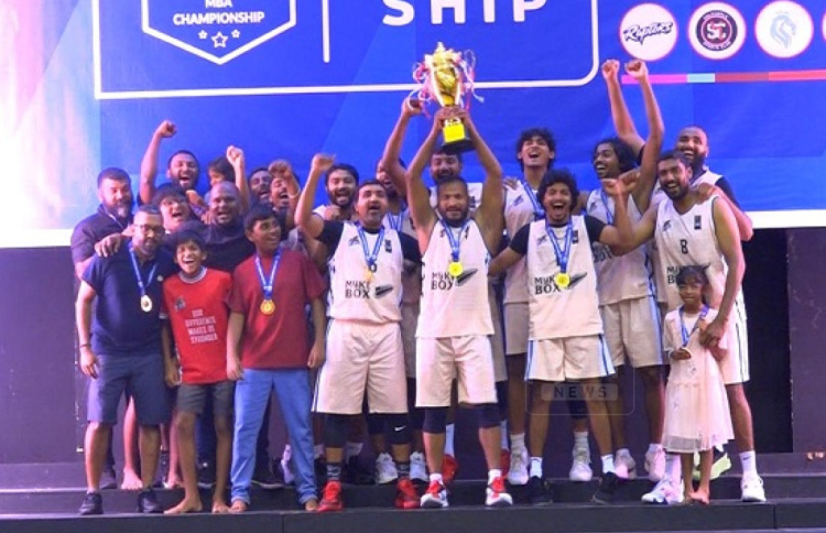 ކިންގްސްއަށް ފުރުސަތުނުދީ ޓީރެކްސް އަށް ޗެމްޕިއަންކަން