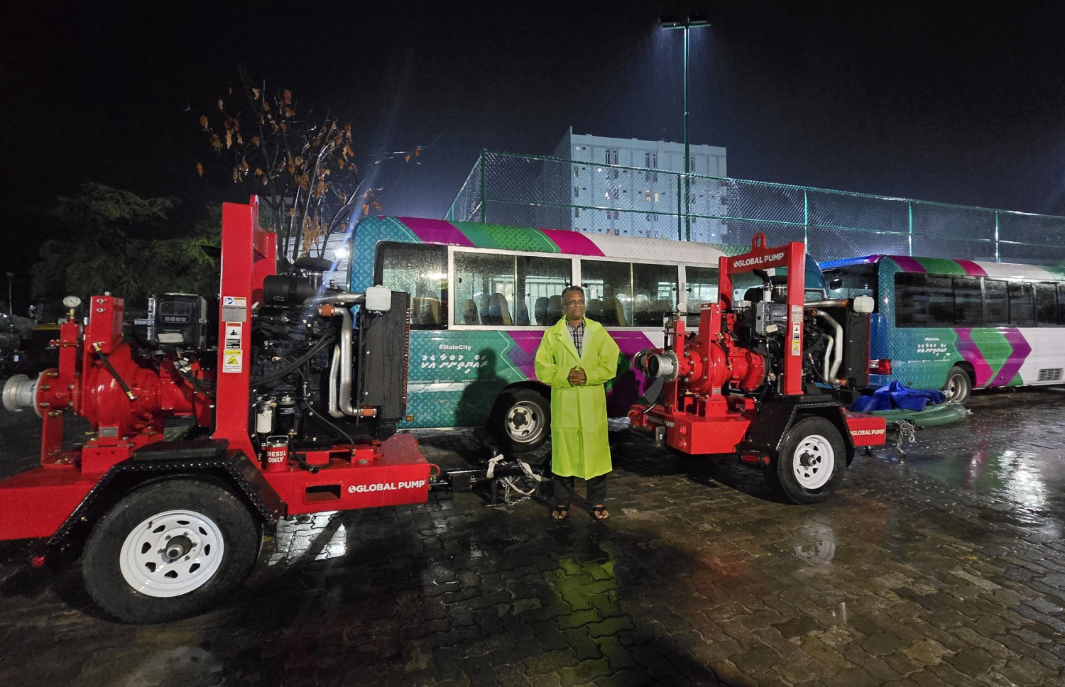 ސިޓީ ކައުންސިލުން ފެން ހިންދުމަށް ގެނައި ދެ ޕަމްޕު ކައިރީގައި މާލޭގެ މޭޔަރު އާދަމް އާޒިމް މަޑުކޮށްލައިގެން ހުންނަވަނިކޮށް.