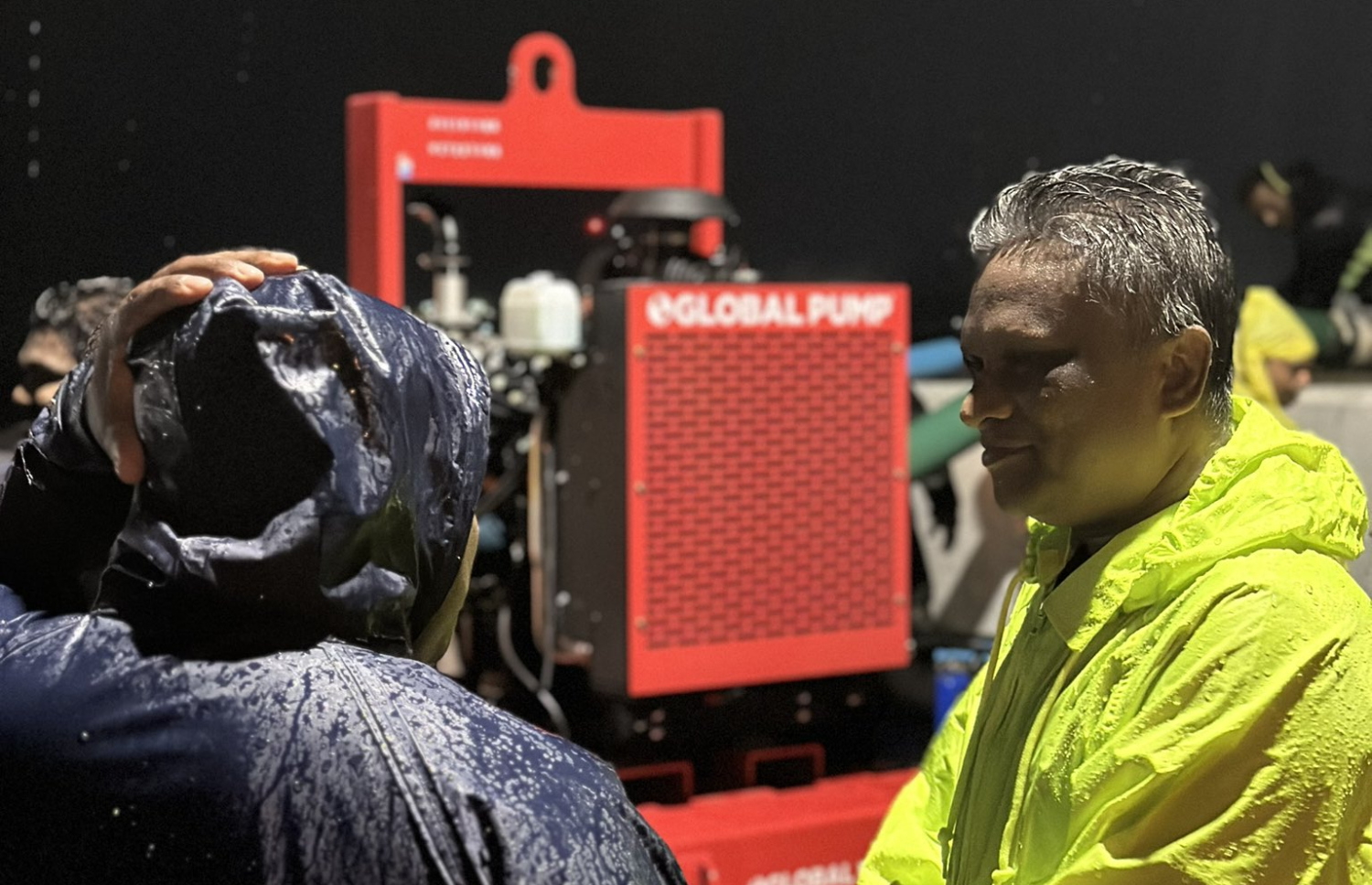 ޕަމްޕު ބަހައްޓާފައި ހުރި ސަރަހައްދުގައި މާލޭގެ މޭޔަރު އާދަމް އާޒިމް މަޑުކޮށްލައިގެން ހުންނަވަނިކޮށް.