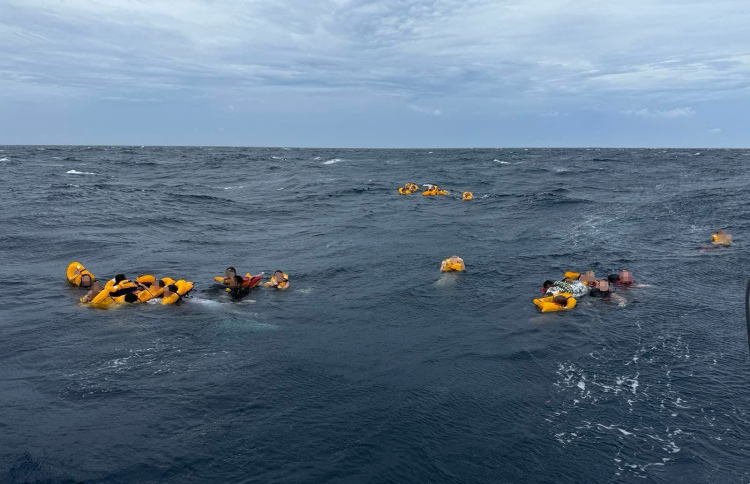 48 މީހުންނާއެކު ދަތުރުކުރި ލޯންޗެއް އަޑިއަށް