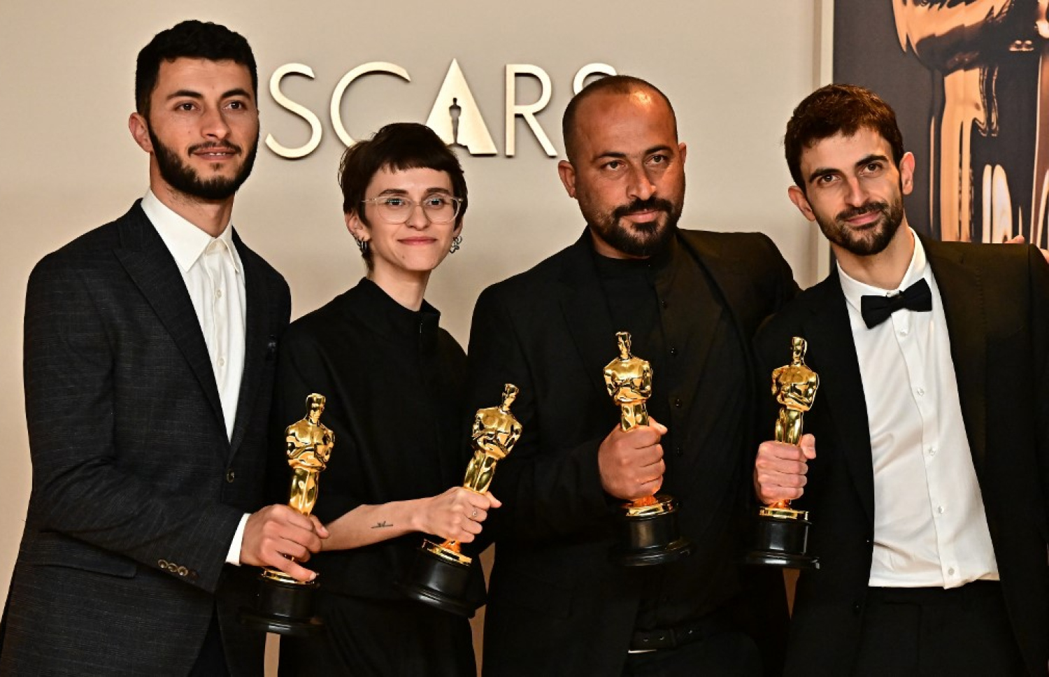 "ނޯ އަދާ ލޭންޑް"ގެ ޓީމުން އޮސްކާ އެވޯޑާއެކު.-- ފޮޓޯ: އޭއެފްޕީ