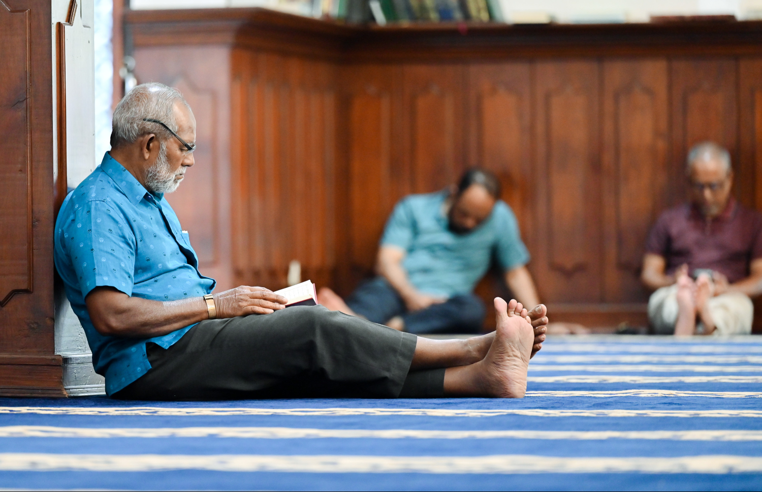 މާލޭގެ އިސްލާމީ މަރުކަޒުގައި މި ރޯދަމަހުގެ ކުރީކޮޅު ބަޔަކު ގުރުއާން ކިޔެވުމުގައި: މިސްކިތުގައި ގިނަ ވަގުތު ހޭދަކުރުމަކީ މަތިވެރި ދަރުމަ އާއި ސަވާބު ދެއްވާނެ ކަމެއްކަން ނަބަވީ ސުންނަތުން ސާބިތުވޭ.---ފޮޓޯ: ފަޔާޒު މޫސާ| މިހާރު