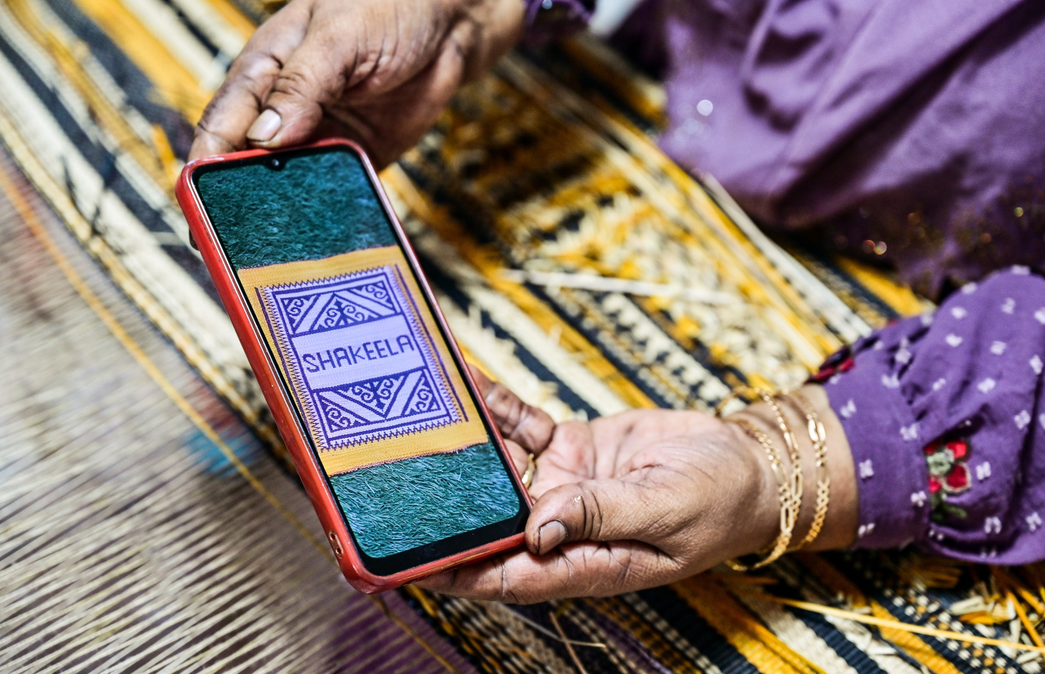 ފާއިޒާ ވިޔެފައި އޮތް ތުނޑުކުނަލެއްގެ ފޮޓޯއެއް އޭނާގެ ފޯނުން ދައްކާލަނީ.-- ފޮޓޯ: ފަޔާޒް މޫސާ | މިހާރު