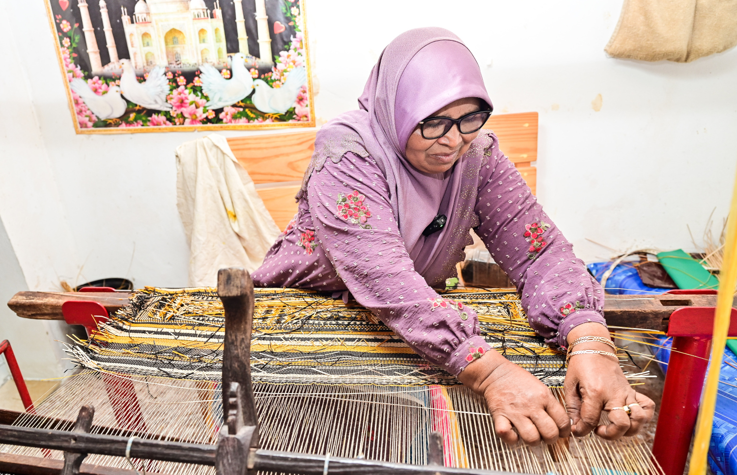 ފާއިޒާ ތުނޑުކުނާ ވިޔަނީ: އޭނާ މިކަން ކުރަނީ ގޭގެ ފެންޑާގައި މިކަމަށް ހާއްސަ ހަރެއް ބަހައްޓައިގެން.-- ފޮޓޯ: ފަޔާޒް މޫސާ | މިހާރު