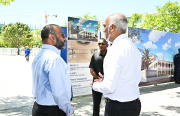 ދީނީ އިލްމުވެރިޔާ މ. ތޮއިބާ، ޝައިހު އިސްމާއިލް މުހައްމަދު (ތޮއިބާ ޝައިހު އިސްމާއިލް) ގެ އަމިއްލަ ހަރަދުގައި ހުޅުމާލެ 1 ގައި އިމާރާތްކުރާ މިސްކިތުގެ ބިންގާ އަޅަން މި އަހަރުގެ މާޗު ފަސް ވަނަ ދުވަހު ބޭއްވި ރަސްމިއްޔާތުގައި ރައީސް މުއިއްޒާއި އިސްލާމިކް މިނިސްޓަރު ވާހަކަފުޅު ދައްކަވަނީ.---ފޮޓޯ: ރައީސް އޮފީސް