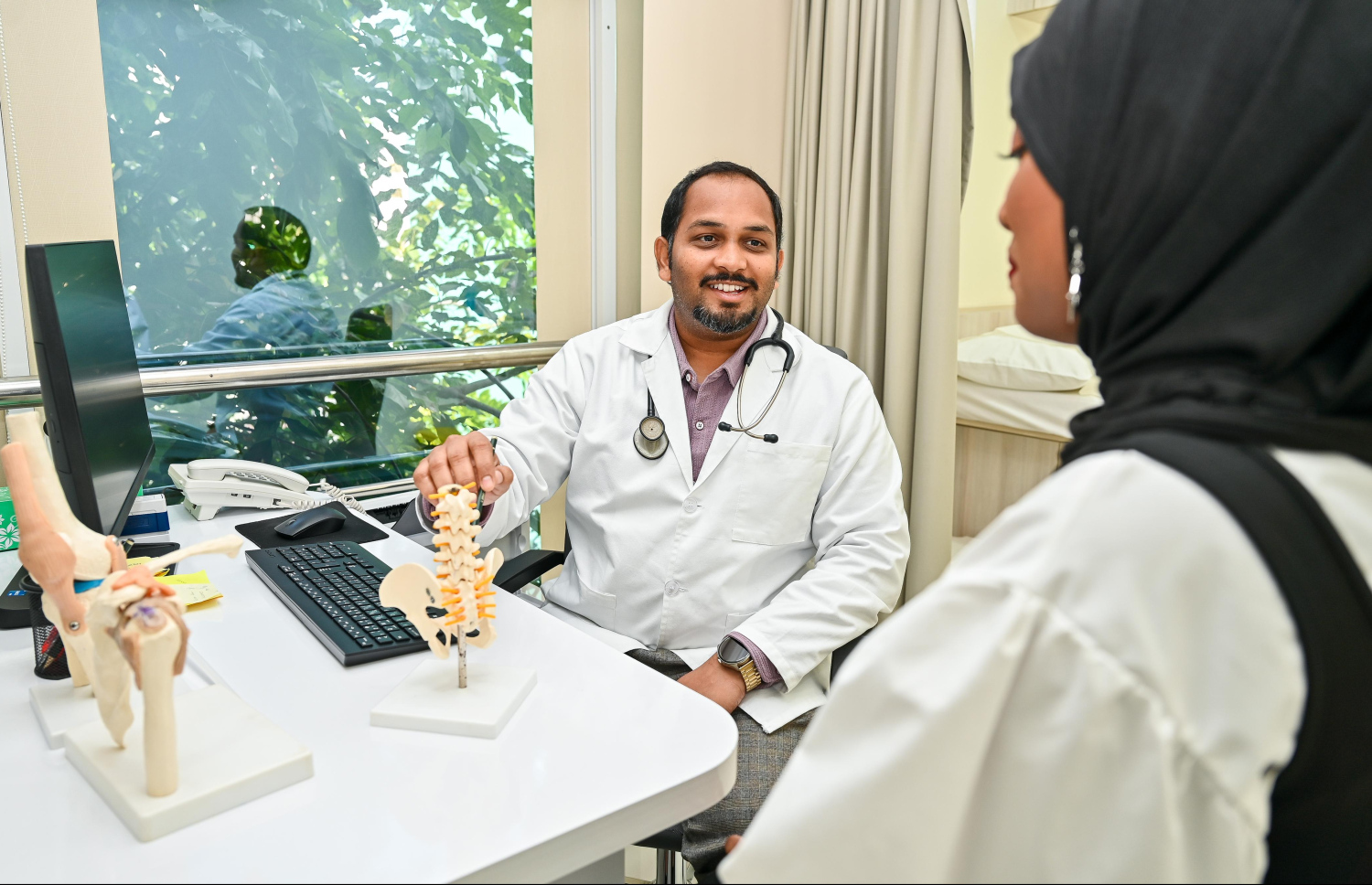 ޕެއިން ކްލިނިކުގެ ޕެއިން ސްޕެޝަލިސްޓު، ޑރ. މަހޭޝް. -- ފޮޓޯ: ފަޔާޒް މޫސާ | މިހާރު