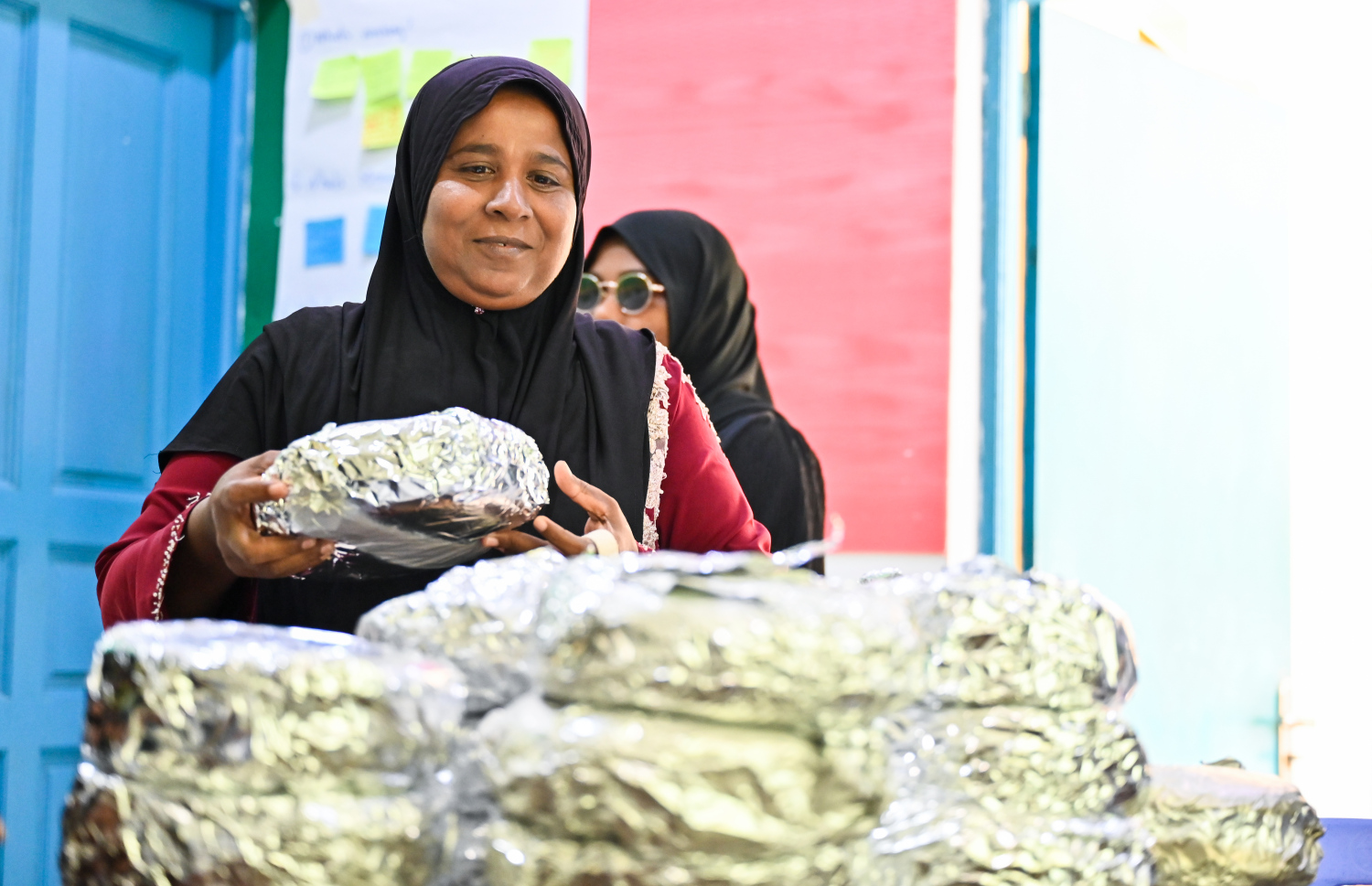 ރިސޯޓަށް ފޮނުވަން ބަންދުކޮށްފައި ހުރި ރޮށި ކައުންސިލް އިދާރާގައި. -- ފޮޓޯ: ފަޔާޒް މޫސާ | މިހާރު