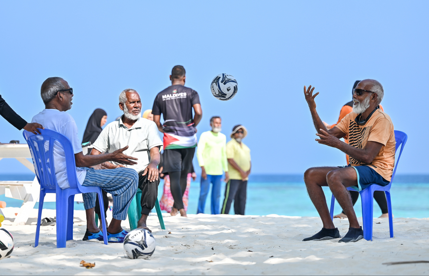 އެލްޑާލީ ކްލަބްގެ މެމްބަރުން ކުޑަފަރީ ބީޗުގައި ކެޗްބޯލް ކުޅެނީ: 2052 އިން ފެށިގެން "ސުޕަ އޭޖްޑް" ގައުމަކަށް ކަމަށް ރާއްޖޭގެ އާބާދީގެ އަންދާޒާ ރިޕޯޓުން ދައްކާ.-- ފޮޓޯ: ފަޔާޒް މޫސާ | މިހާރު