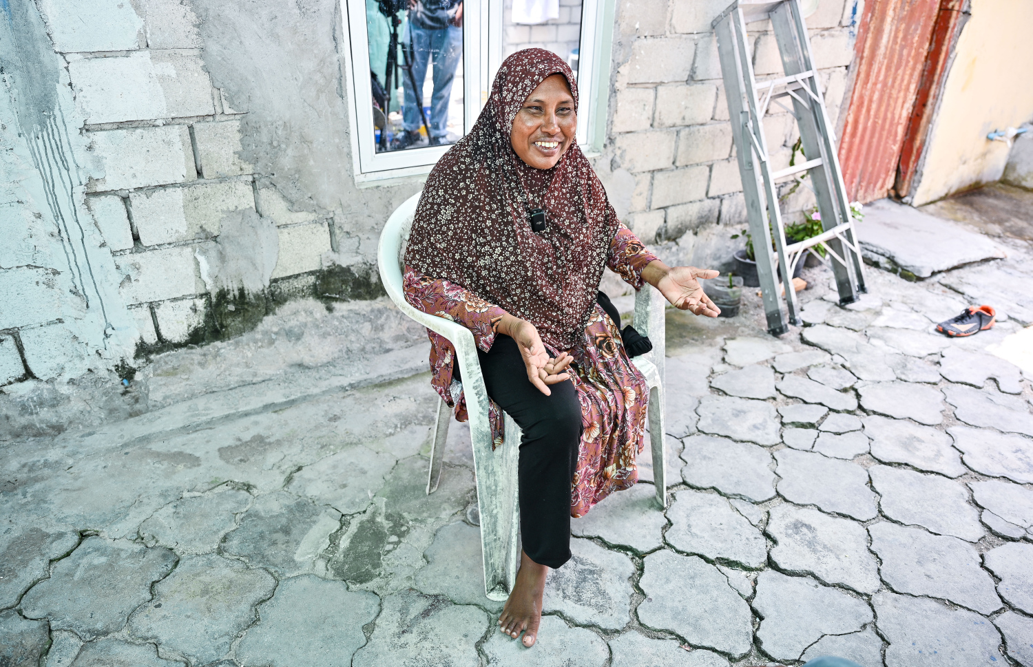 ސިޔާމާ "މިހާރު" ޓީމަށް އޭނާ ދިރިއުޅުމުގެ ވާހަކަތައް ކިޔައިދެނީ.--- ފޮޓޯ: ފަޔާޒު މޫސާ| މިހާރު