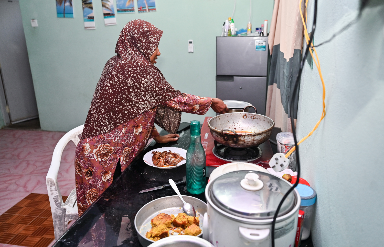 ސިޔާމާ، ކޮޓަރީގެ ކައްކާތަނުގައި ތެއްޔެއް އުނދުނަށް އުދަނީ.--- ފޮޓޯ: ފަޔާޒް މޫސާ| މިހާރު