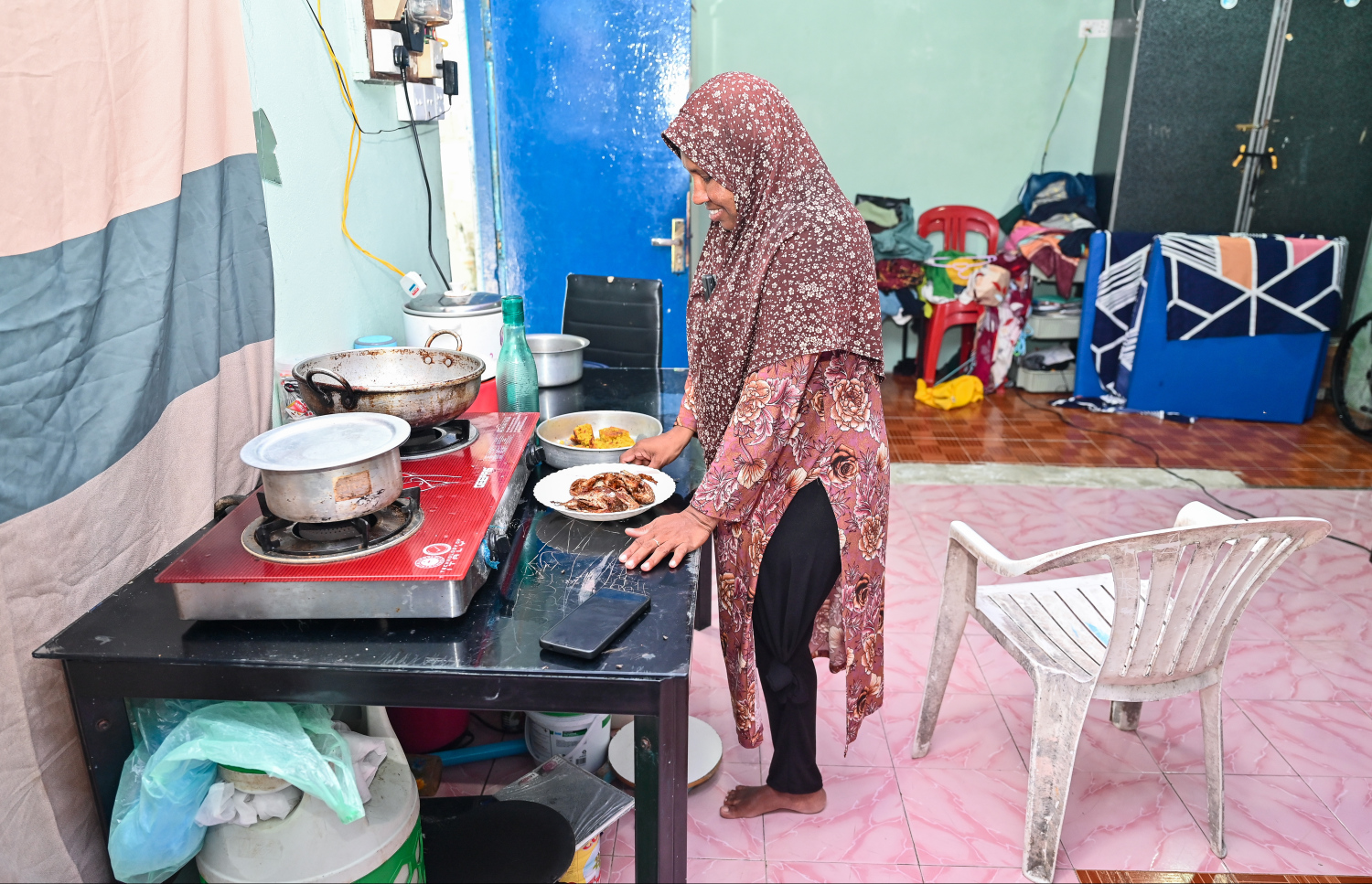 ސިޔާމާ ތައްޓަށް ކާ އެއްޗެހި އަޅަނީ.---ފޮޓޯ: ފަޔާޒު މޫސާ| މިހާރު