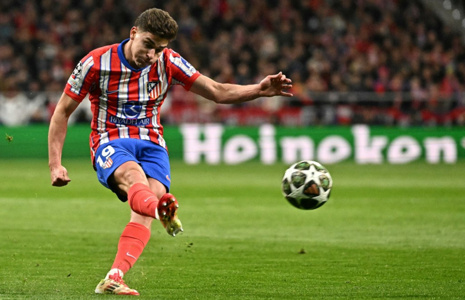 އަލްވަރޭޒް ޕެނަލްޓީ ފޮނުވާލަނީ