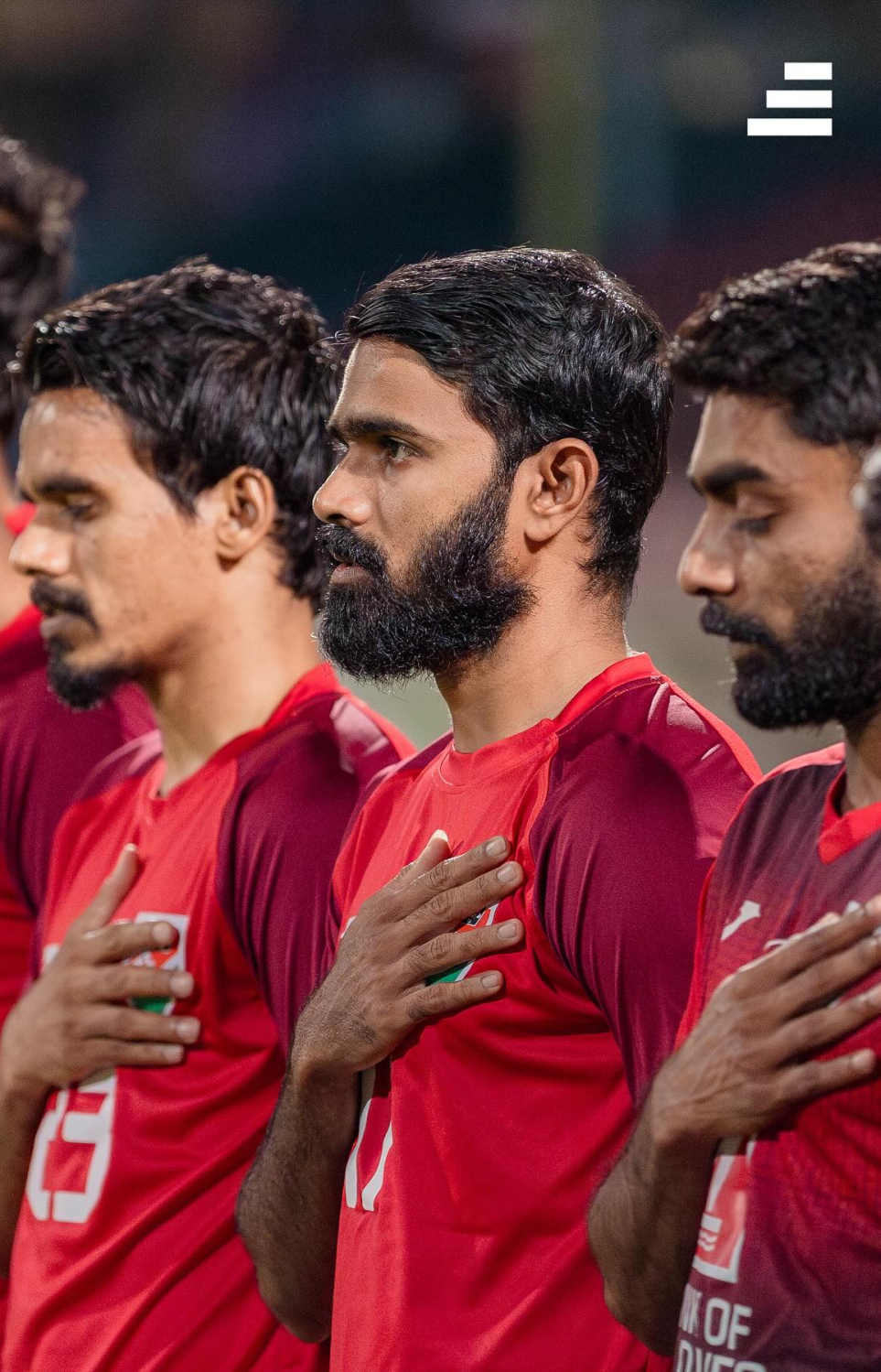 ގައުމީ ޓީމުން މާލޭގައި ކުރިއަށް ގެންދިޔަ ޕްރެކްޓިސް ސެޝަނެއްގައ ޝެޝަން ފެށުމުގެ ކުރިން ކުޅުންތެރިން ގައުމީ ސަލާމަށް ހުއްޓިގެން --- ފައިލް ފޮޓޯ: ސިޑިބަރި