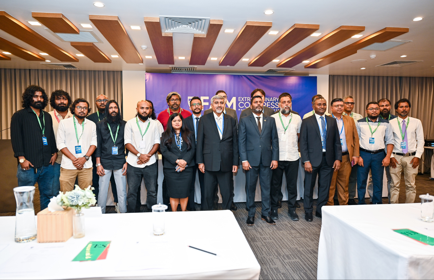 އެފްއޭއެމުން މިދިޔަ މަހު ބޭއްވި ކޮންގްރެސްގައި ބައިވެރި ކްލަބްތަކުގެ އޮފިޝަލުންނާ އެކު އެފްއޭއެމްގެ ނޯމަލައިޒޭޝަން ކޮމިޓީން ފޮޓޯއަކަށް ހުއްޓިލައިގެން. --- ފޮޓޯ: ފަޔާޒު މޫސާ | މިހާރު