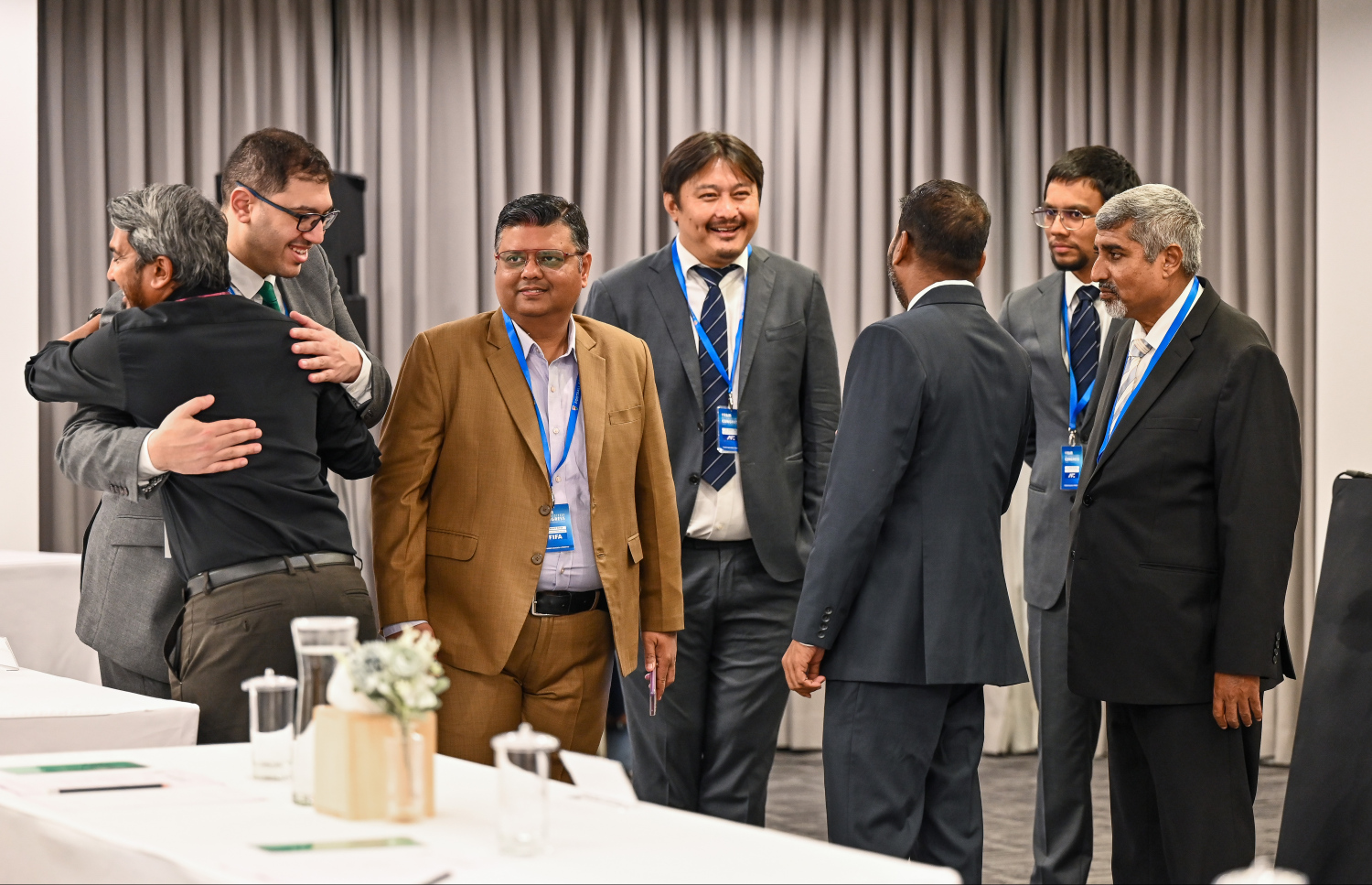 މިދިޔަ މަހު ބޭއްވި އެފްއޭއެމްގެ ކޮންގްރެސް އޮބްޒާވް ކުރުމަށް ރާއްޖެ އައި ފީފާ އާއި އޭއެފްސީގެ ވަފުދު: އަސާސީ ގަވާއިދު އިސްލާހު ކުރާ ކޮންގްރެސް އަށް ފީފާގެ ބޮޑު ވަފުދެއް އަންނާނެ ކަމަށް އެފްއޭއެމުން ބުނޭ --- ފޮޓޯ: ފަޔާޒު މޫސާ | މިހާރު