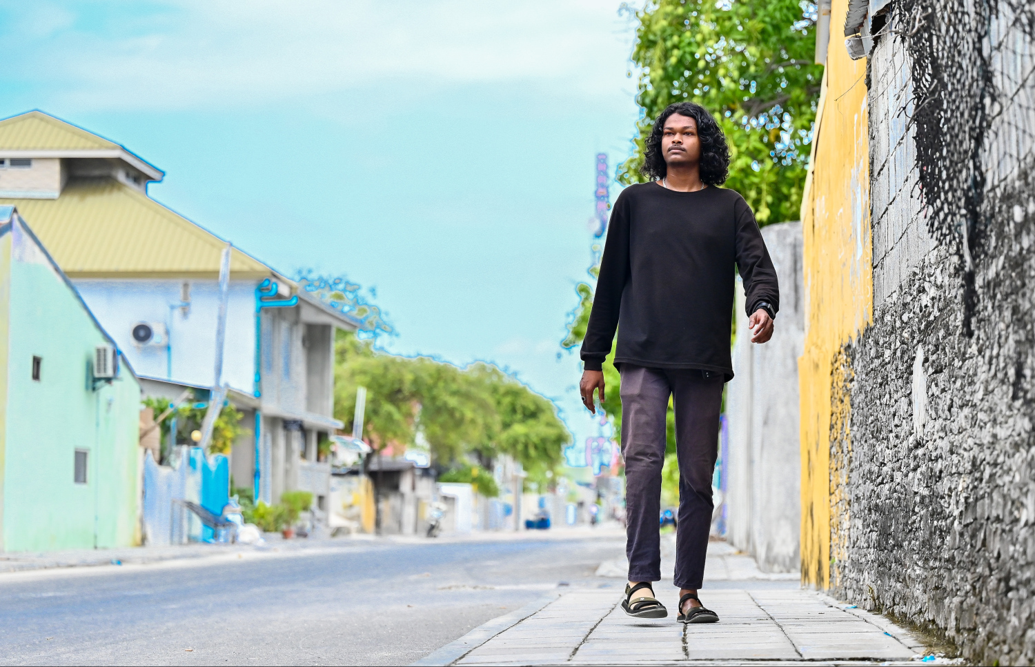 މުހައްމަދު ފިރުޝާން: މަސްނޫއީ ފަޔެއް ޖަހާފައިވާ ފިރުޝާން ގައްދޫގެ މަގުމަތީގައި ހިނގާފައި ދަނީ.-- ފޮޓޯ: ފަޔާޒް މޫސާ | މިހާރު