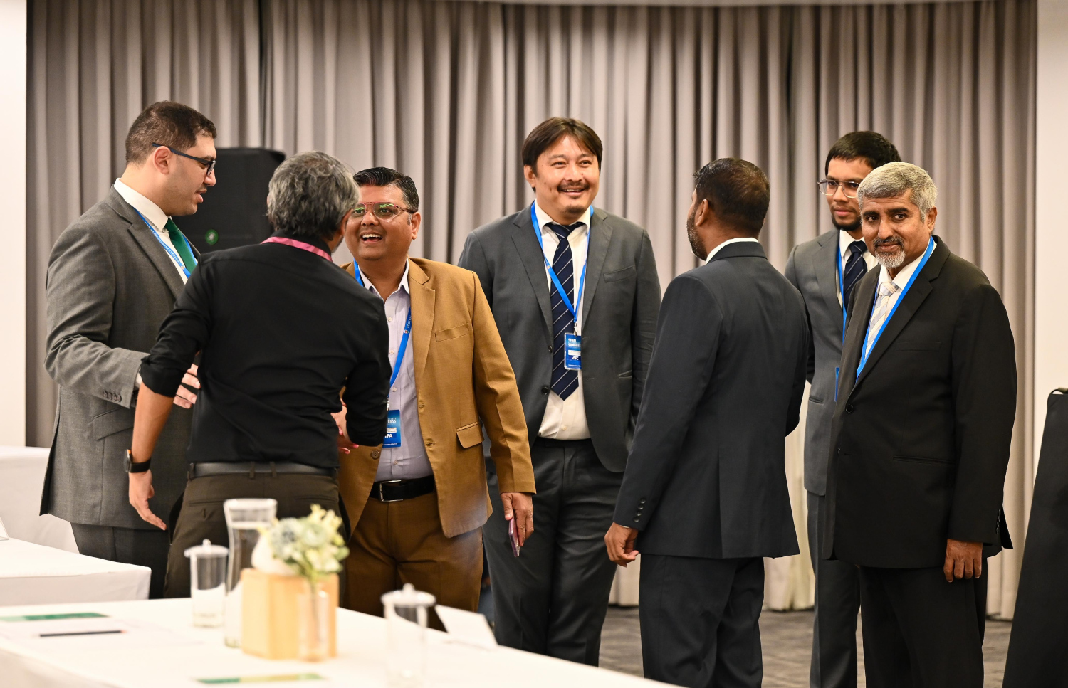 އެފްއޭއެމްގެ ކޮންގްރެސް އޮބްޒާވް ކުރުމަށް ރާއްޖެ އައި ފީފާ އާއި އޭއެފްސީގެ މަންދޫބުންނާ މިނިސްޓަރު ރާފިއު ސަލާމް ކުރައްވަނީ --- ފޮޓޯ: ފަޔާޒު މޫސާ | މިހާރު