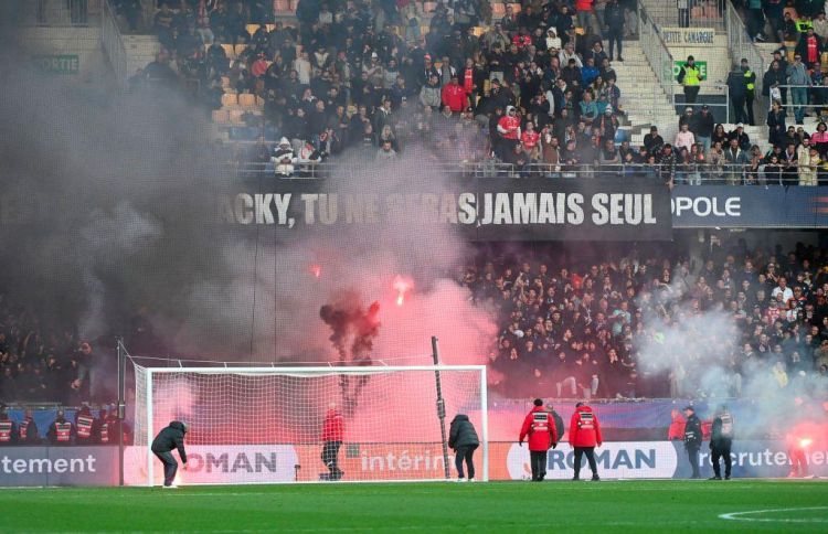 އަލިފާންބޯޅަ އުކުމުން ފްރާންސް ލީގުގެ މެޗު ހުއްޓާލައިފި