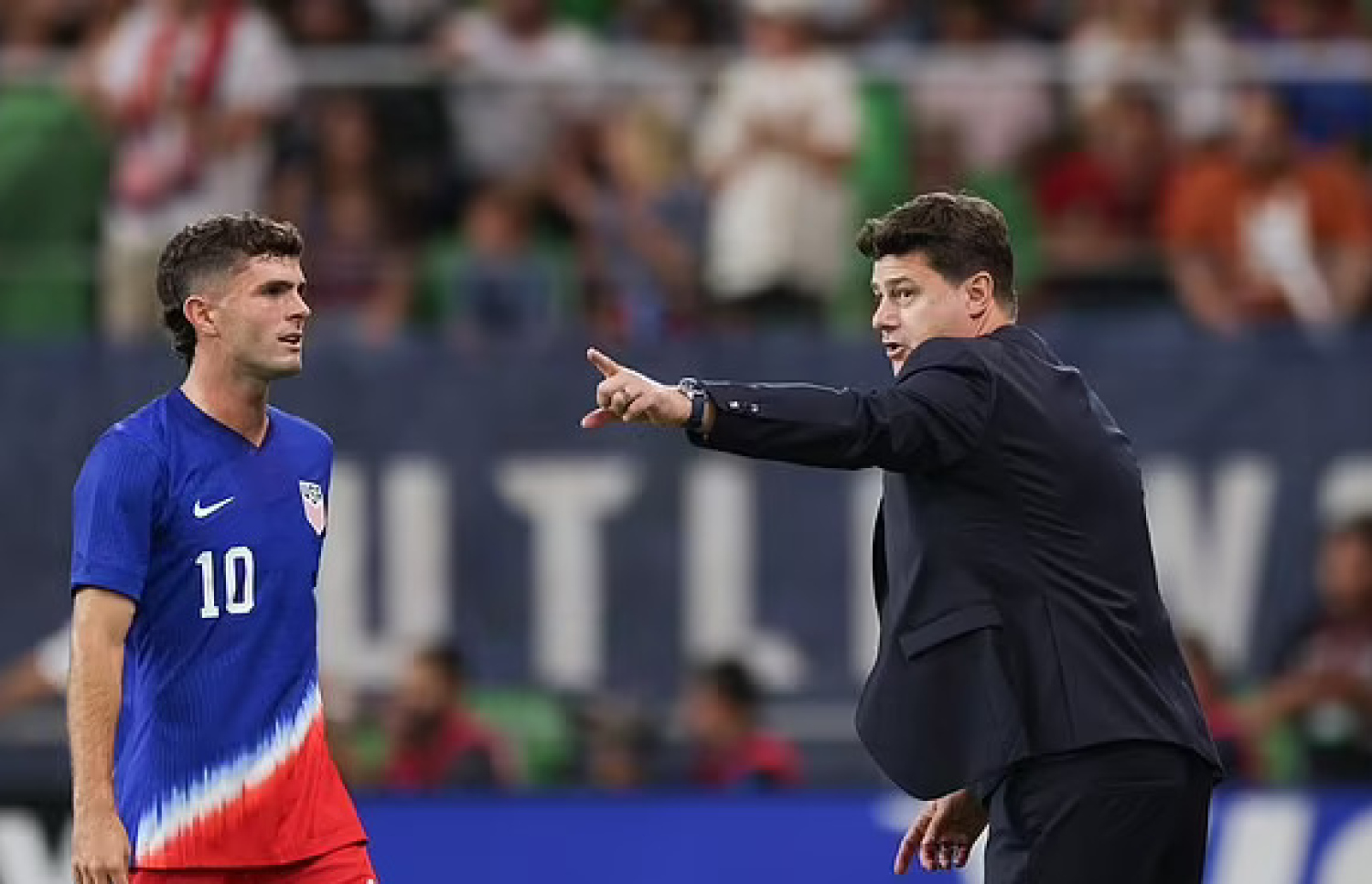 އެމެރިކާއިން ކުޅުނު މެޗެއްގައި ޕޮޗެޓިނޯ (ކ) ކުޅުންތެރިޔަކަށް އިރުޝާދު ދެނީ