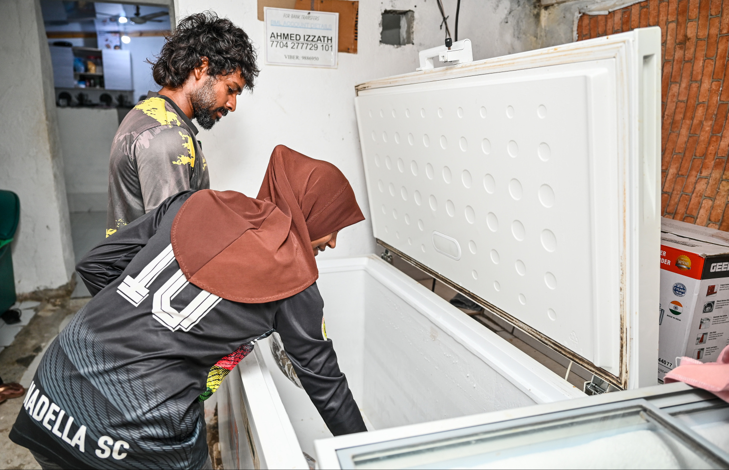 މަސް ޕެކުކޮށް، މަސްތައް ޑީފްރީޒަރަށް ލަނީ: މަސް ވިއްކަން ހާއްސަ ވައިބާ ގްރޫޕެއް ވަނީ ހަދާފައި -- ފޮޓޯ: ފަޔާޒް މޫސާ / މިހާރު