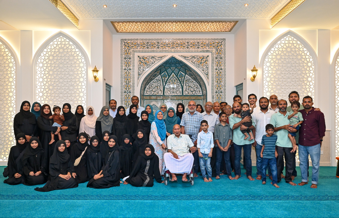 މުހައްމަދު އަލީގެ ހަރަދުގައި އޭދަފުށީގައި ބިނާކުރި މިސްކިތް ހުޅުވުމަށް މި އަހަރުގެ މާޗު 20 ވަނަ ދުވަހު އެ ރަށުގައި ބޭއްވި ރަސްމިއްޔާތަށް ފަހު އާއިލާގެ ބޭފުޅުންނާ އެކު ގުރޫޕް ފޮޓޯއެއް ނަންގަވަނީ--- ފޮޓޯ: ނިޝާން އަލީ| މިހާރު