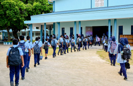 ދަރިވަރުންތަކެއް ސްކޫލަށް ވަންނަނީ: މައިންބަފައިންނާއި މުދައްރިސުންނާއި އަދި އެހެން މީހުންނަށް ވެސް ދަރިވަރުން އިހުތިރާމު ކުރަން ދަސްކޮށްދިނުމަށްޓަކައި މަސައްކަތް ކޮށްދޭން ޖެހޭ.---ފޮޓޯ: ނިޝާން އަލީ| މިހާރު