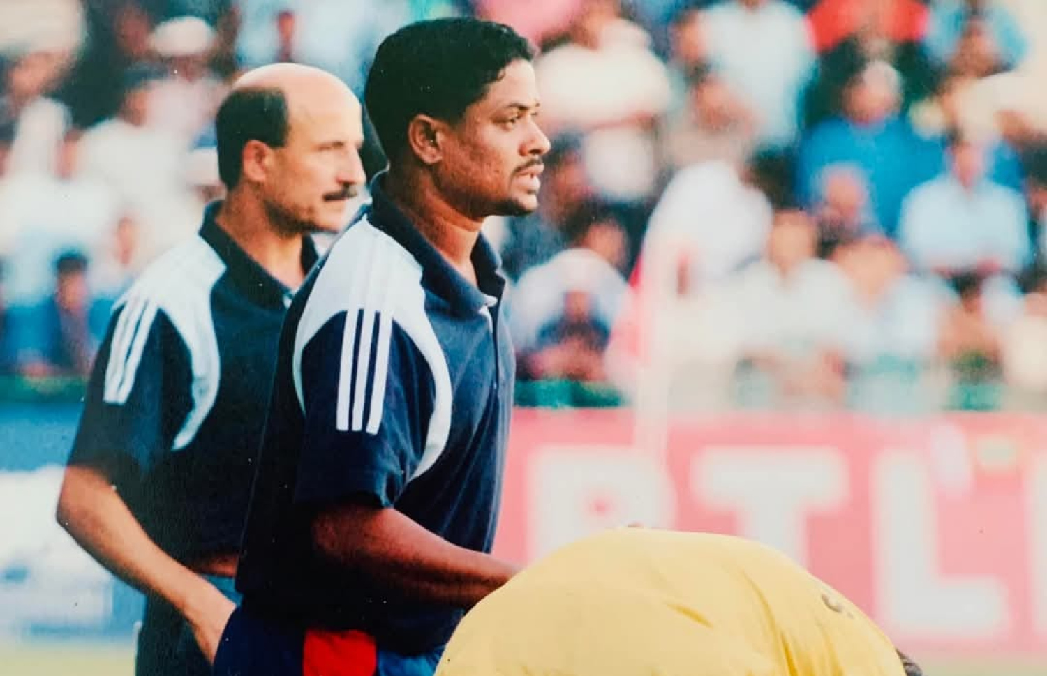 މާޗް 2004 ގައި ދެކުނު ކޮރެއާއާ ދެކޮޅަށް ރާއްޖެ ކުޅުނު މެޗުގައި ދިވެހި ޓީމުގެ ބެންޗުގައި ސާންތި (ކ) އޭރުގެ ކޯޗު މެނައުލް ގޯމޭޒަށް އެހީތެރި ވަނީ --- ފައިލް ފޮޓޯ