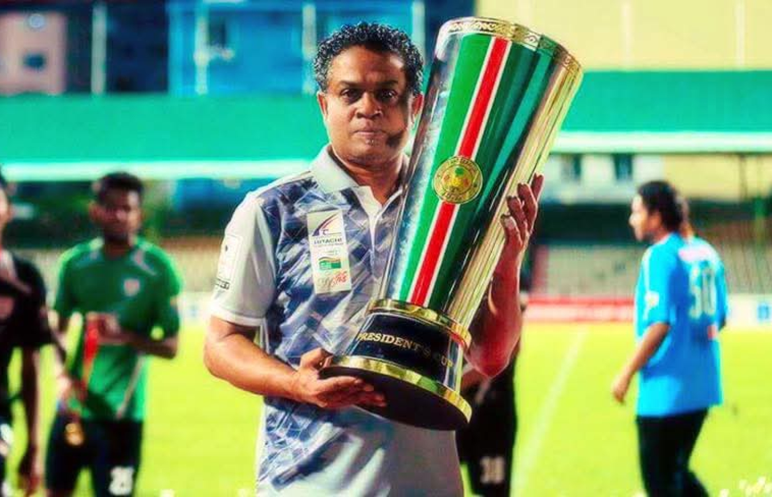 އީގަލްސްއާ އެކު 2016 ގައި ހޯދި  ޕްރެޒިޑެންޓްސް ކަޕް އުފުލާލުމަށް ފަހު ސާންތީ ފޮޓޯއަކަށް ހުއްޓިލައިގެން.