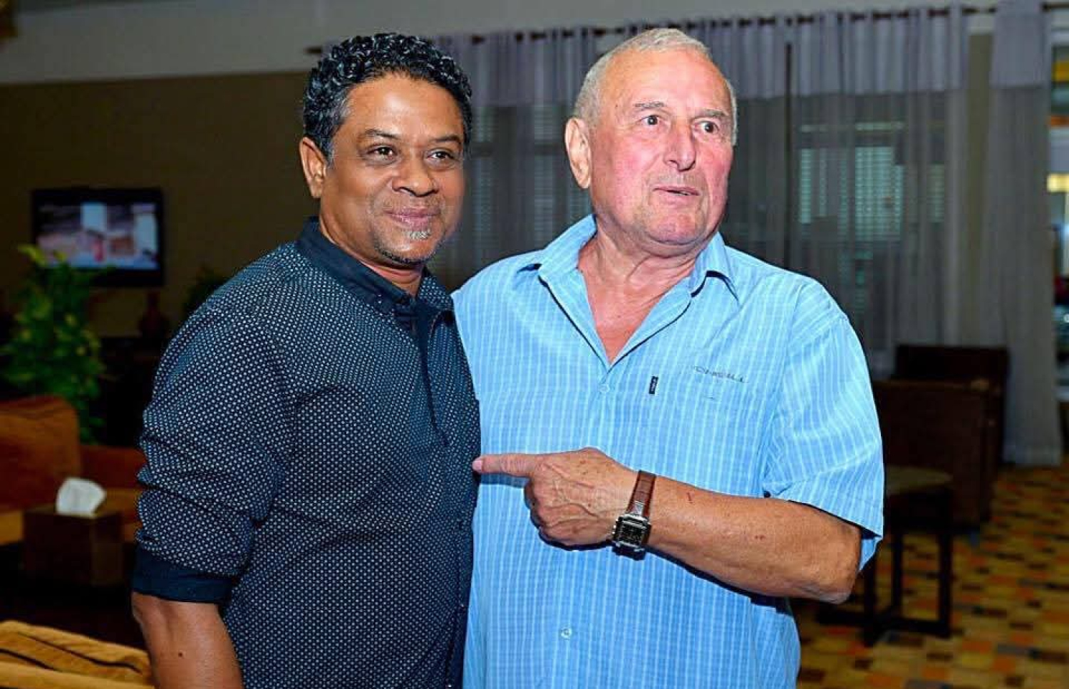 ގައުމީ ޓީމުގެ ކުރީގެ ކޯޗު ޔަންކޭޒާ އެކު ސާންތީ --- ފައިލް ފޮޓޯ